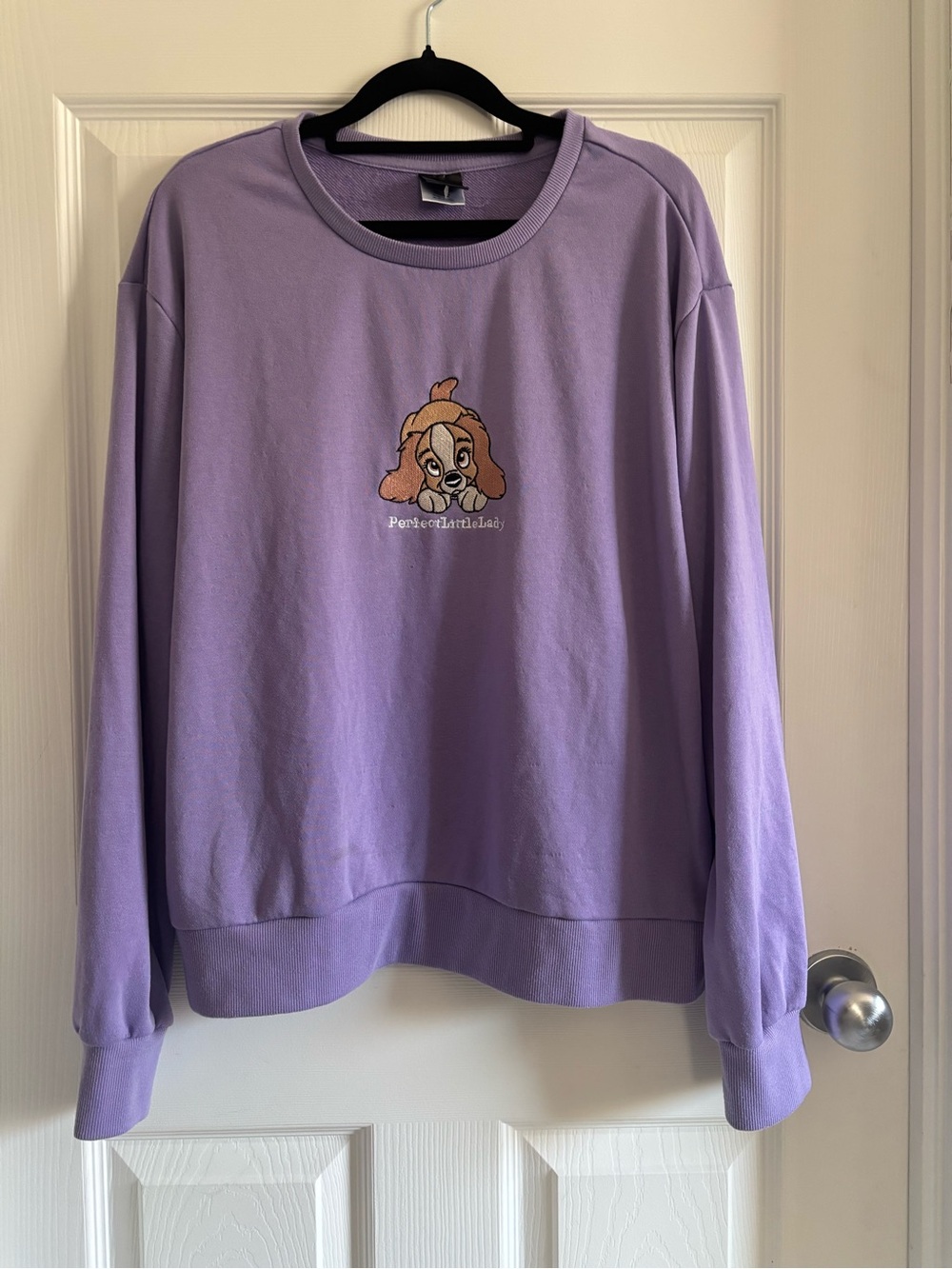 Lilac Crewneck Sweatshirt with Embroidered Disney Lady and the Tramp Graphic